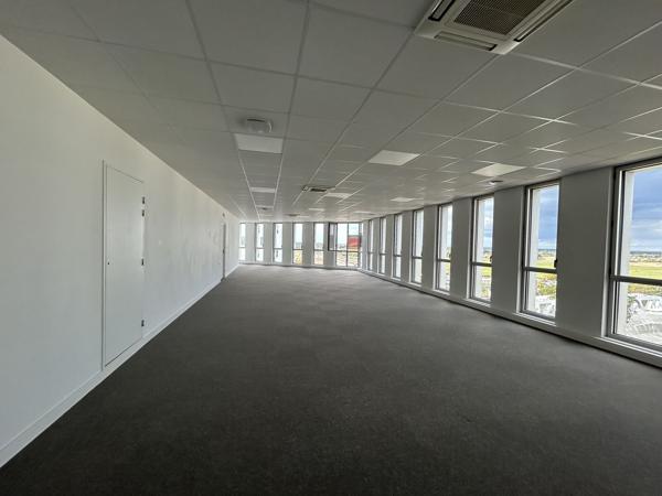 Bureau à louer à Saint-Nazaire proche gare avec 8 places de parking