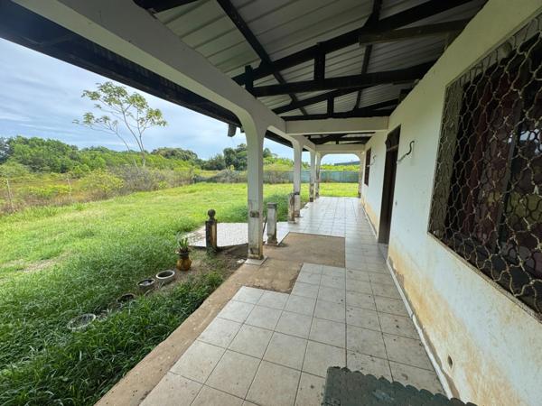 Exceptionnelle Maison a rénover sur une parcelle de 5000 m2 bord de RN1 Macouria