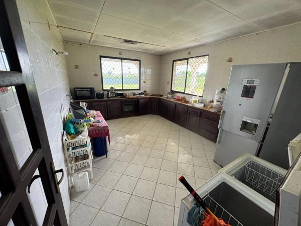 Exceptionnelle Maison a rénover sur une parcelle de 5000 m2 bord de RN1 Macouria