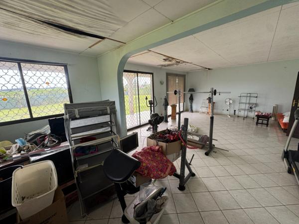 Exceptionnelle Maison a rénover sur une parcelle de 5000 m2 bord de RN1 Macouria