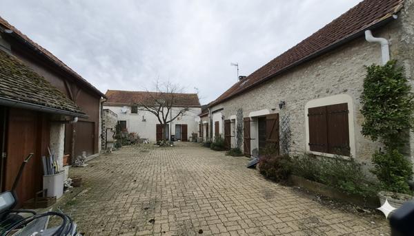 Beaune-la-Rolande (45340) Maison en Pierre avec diverses dépendances