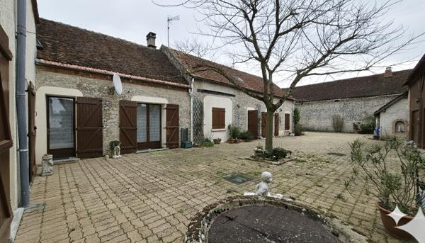Beaune-la-Rolande (45340) Maison en Pierre avec diverses dépendances