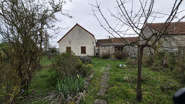 Beaune-la-Rolande (45340) Maison en Pierre avec diverses dépendances