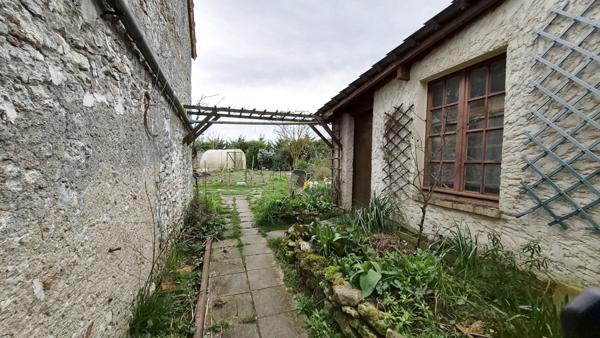 Beaune-la-Rolande (45340) Maison en Pierre avec diverses dépendances