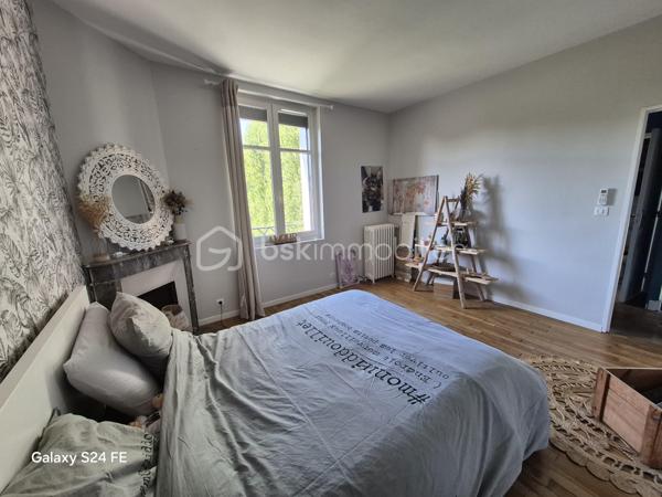 Vous cherchez une maison clé en main, sans travaux, avec du cachet et un grand terrain ?
Ne cherchez plus.

📍 Emplacement idéal : à quelques minutes à pied du centre, des commerces… et de la gare SNCF. Un vrai confort de vie au quotidien.

Dès l’entrée, vous allez être séduit :
✨ Parquet en chêne
✨ Décoration actuelle et soignée
✨ Ambiance chaleureuse

👉 Au premier niveau :
Une belle pièce de vie lumineuse avec poêle à bois + climatisation réversible, une cuisine moderne aménagée et équipée. WC indépendant.

👉 À l’étage :
Deux grandes chambres (~15 m²), une salle de bain avec douche et baignoire, un espace dressing pouvant faire office de bureau.

👉 Au dernier niveau :
Une troisième chambre parfaite pour un ado, des invités ou du télétravail.

💡 Les + qui font la différence :
✔ Rénovation récente (électricité, isolation, peintures…)
✔ Toiture et huisseries récentes
✔ Double vitrage + volets roulants
✔ Fibre optique
✔ Maison ultra fonctionnelle

🌳 Côté extérieur :
Plus de 2 000 m² de terrain arboré avec :
☀️ Terrasse
🎯 Terrain de pétanque
🏊 Piscine hors sol

Un véritable espace de vie pour profiter en famille ou entre amis.

💥 Le combo gagnant : emplacement + prestations + aucun travaux = bien rare sur le secteur.