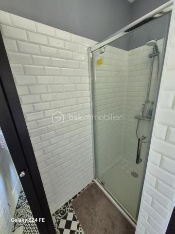 Vous cherchez une maison clé en main, sans travaux, avec du cachet et un grand terrain ?
Ne cherchez plus.

📍 Emplacement idéal : à quelques minutes à pied du centre, des commerces… et de la gare SNCF. Un vrai confort de vie au quotidien.

Dès l’entrée, vous allez être séduit :
✨ Parquet en chêne
✨ Décoration actuelle et soignée
✨ Ambiance chaleureuse

👉 Au premier niveau :
Une belle pièce de vie lumineuse avec poêle à bois + climatisation réversible, une cuisine moderne aménagée et équipée. WC indépendant.

👉 À l’étage :
Deux grandes chambres (~15 m²), une salle de bain avec douche et baignoire, un espace dressing pouvant faire office de bureau.

👉 Au dernier niveau :
Une troisième chambre parfaite pour un ado, des invités ou du télétravail.

💡 Les + qui font la différence :
✔ Rénovation récente (électricité, isolation, peintures…)
✔ Toiture et huisseries récentes
✔ Double vitrage + volets roulants
✔ Fibre optique
✔ Maison ultra fonctionnelle

🌳 Côté extérieur :
Plus de 2 000 m² de terrain arboré avec :
☀️ Terrasse
🎯 Terrain de pétanque
🏊 Piscine hors sol

Un véritable espace de vie pour profiter en famille ou entre amis.

💥 Le combo gagnant : emplacement + prestations + aucun travaux = bien rare sur le secteur.