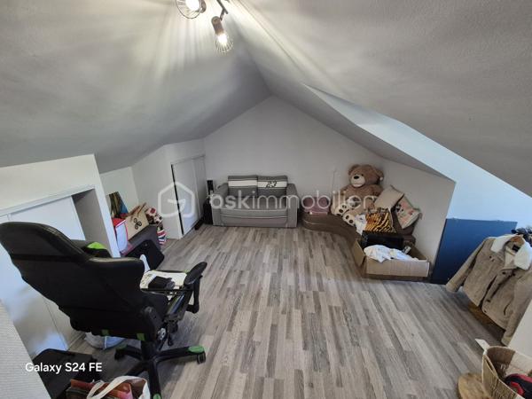 Vous cherchez une maison clé en main, sans travaux, avec du cachet et un grand terrain ?
Ne cherchez plus.

📍 Emplacement idéal : à quelques minutes à pied du centre, des commerces… et de la gare SNCF. Un vrai confort de vie au quotidien.

Dès l’entrée, vous allez être séduit :
✨ Parquet en chêne
✨ Décoration actuelle et soignée
✨ Ambiance chaleureuse

👉 Au premier niveau :
Une belle pièce de vie lumineuse avec poêle à bois + climatisation réversible, une cuisine moderne aménagée et équipée. WC indépendant.

👉 À l’étage :
Deux grandes chambres (~15 m²), une salle de bain avec douche et baignoire, un espace dressing pouvant faire office de bureau.

👉 Au dernier niveau :
Une troisième chambre parfaite pour un ado, des invités ou du télétravail.

💡 Les + qui font la différence :
✔ Rénovation récente (électricité, isolation, peintures…)
✔ Toiture et huisseries récentes
✔ Double vitrage + volets roulants
✔ Fibre optique
✔ Maison ultra fonctionnelle

🌳 Côté extérieur :
Plus de 2 000 m² de terrain arboré avec :
☀️ Terrasse
🎯 Terrain de pétanque
🏊 Piscine hors sol

Un véritable espace de vie pour profiter en famille ou entre amis.

💥 Le combo gagnant : emplacement + prestations + aucun travaux = bien rare sur le secteur.