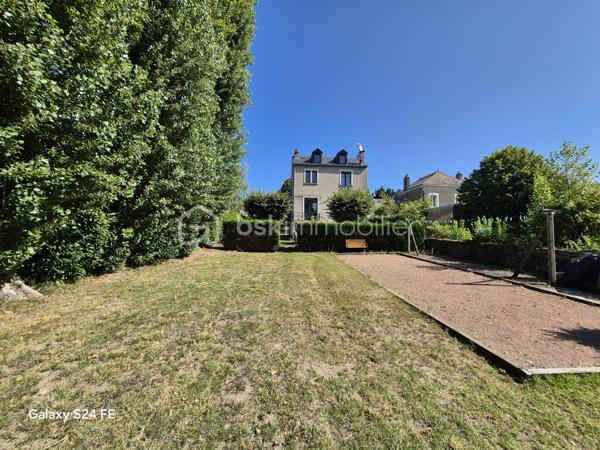 Vous cherchez une maison clé en main, sans travaux, avec du cachet et un grand terrain ?
Ne cherchez plus.

📍 Emplacement idéal : à quelques minutes à pied du centre, des commerces… et de la gare SNCF. Un vrai confort de vie au quotidien.

Dès l’entrée, vous allez être séduit :
✨ Parquet en chêne
✨ Décoration actuelle et soignée
✨ Ambiance chaleureuse

👉 Au premier niveau :
Une belle pièce de vie lumineuse avec poêle à bois + climatisation réversible, une cuisine moderne aménagée et équipée. WC indépendant.

👉 À l’étage :
Deux grandes chambres (~15 m²), une salle de bain avec douche et baignoire, un espace dressing pouvant faire office de bureau.

👉 Au dernier niveau :
Une troisième chambre parfaite pour un ado, des invités ou du télétravail.

💡 Les + qui font la différence :
✔ Rénovation récente (électricité, isolation, peintures…)
✔ Toiture et huisseries récentes
✔ Double vitrage + volets roulants
✔ Fibre optique
✔ Maison ultra fonctionnelle

🌳 Côté extérieur :
Plus de 2 000 m² de terrain arboré avec :
☀️ Terrasse
🎯 Terrain de pétanque
🏊 Piscine hors sol

Un véritable espace de vie pour profiter en famille ou entre amis.

💥 Le combo gagnant : emplacement + prestations + aucun travaux = bien rare sur le secteur.
