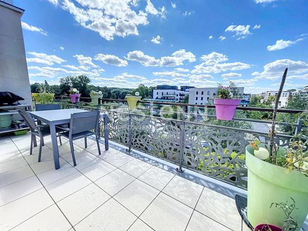 Appartement Saint Cyr L Ecole 3 pièce(s) en dernier étage avec spacieuse terrasse .