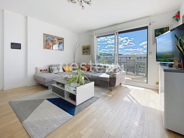 Appartement Saint Cyr L Ecole 3 pièce(s) en dernier étage avec spacieuse terrasse .