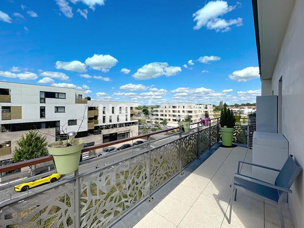 Appartement Saint Cyr L Ecole 3 pièce(s) en dernier étage avec spacieuse terrasse .