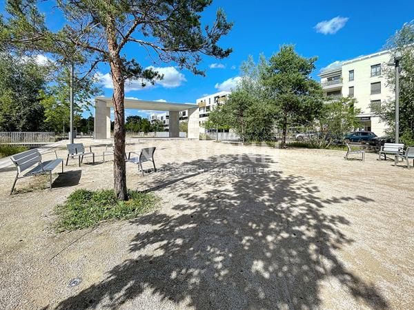 Appartement Saint Cyr L Ecole 3 pièce(s) en dernier étage avec spacieuse terrasse .