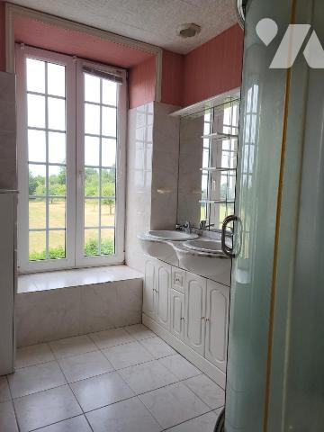 LE TOURNEUR : Maison en pierre avec 1ha60