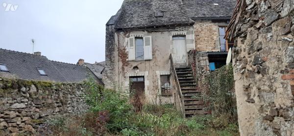 Maison de ville avec cuisine aménagée, salle à manger salon
2 chambres, salle de bains, WC,  jardin