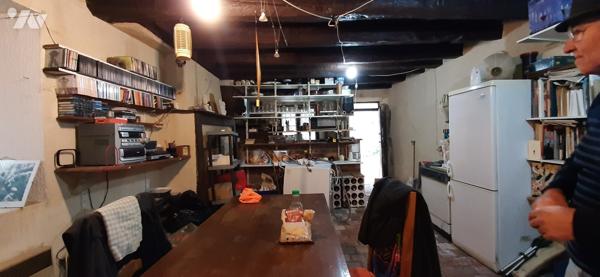 Maison de ville avec cuisine aménagée, salle à manger salon
2 chambres, salle de bains, WC,  jardin