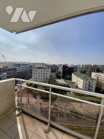 Montsouris, 3 pièces de 70 m² au 10e étage avec terrasse, vue dégagée, cave et parking