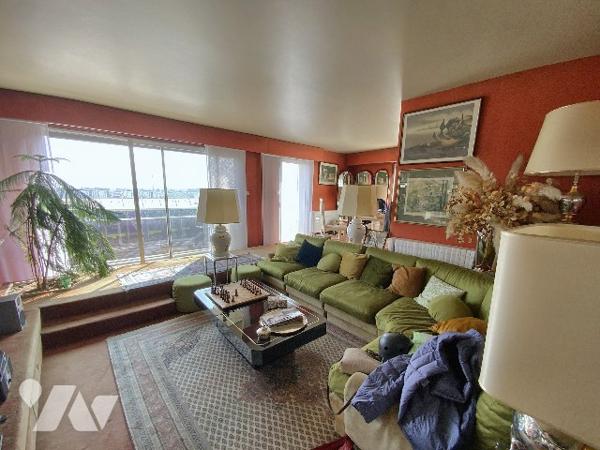 Montsouris, 3 pièces de 70 m² au 10e étage avec terrasse, vue dégagée, cave et parking