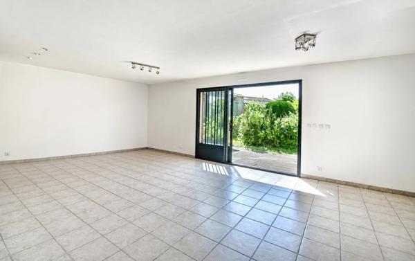 Marsilly – Maison à vendre de plain-pied au calme avec beau jardin arboré, 4 chambres, sur parcelle de 700m²