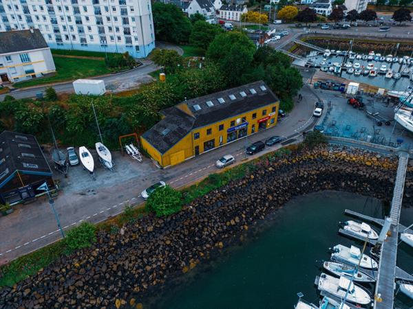 Voilerie et accastillage sur le port de Tréboul (Douarnenez)