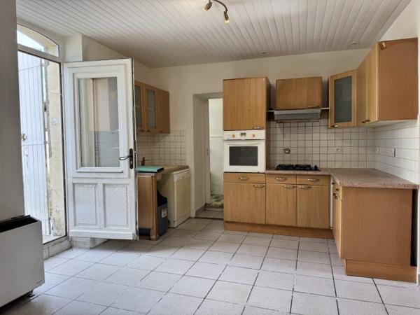 Maison de bourg avec jardin et chai