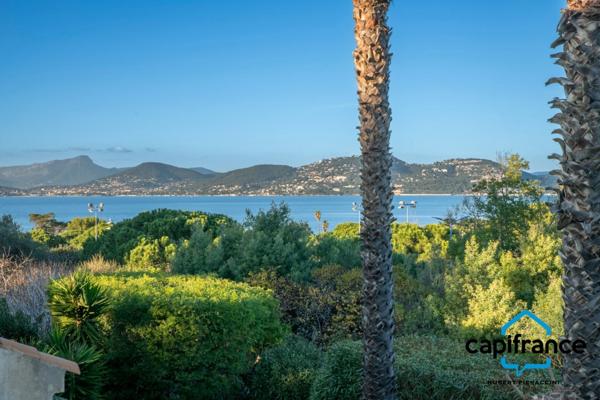 Presqu'île de Giens 83400 Maison mitoyenne de 130 m2 (92 loi carrez) 3/4ch , vue végétation et baie de l'almanarre,
