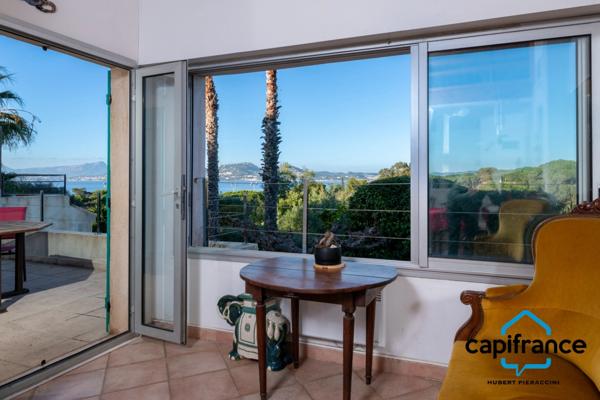 Presqu'île de Giens 83400 Maison mitoyenne de 130 m2 (92 loi carrez) 3/4ch , vue végétation et baie de l'almanarre,