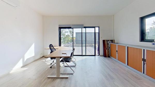 À LOUER – BUREAU CONTEMPORAIN 42 M² – ZONE COMMERCIALE DYNAMIQUE