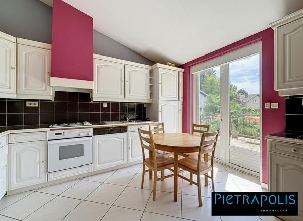 Maison familiale 6 pièces de 230 m² au sol, 99 m² carrez sur une parcelle de 520 m²
