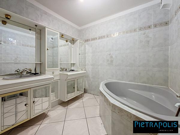 Maison familiale 6 pièces de 230 m² au sol, 99 m² carrez sur une parcelle de 520 m²