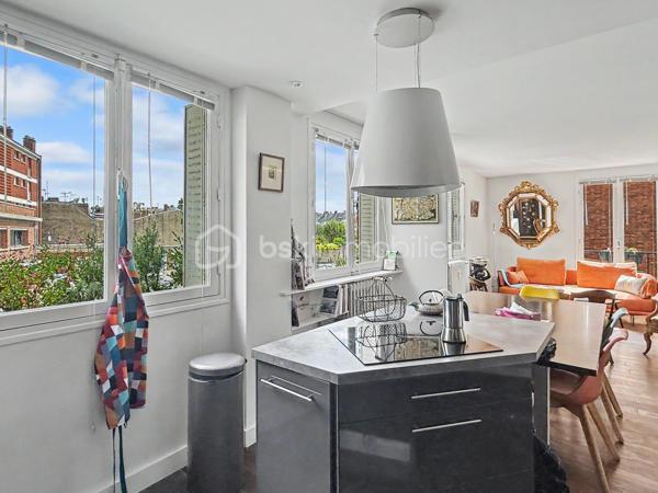 Idéalement situé en plein cœur d'Amiens, à quelques pas des commerces, des restaurants, des transports et de toutes les commodités, découvrez ce bel appartement T3 de 67,91 m², situé au 1er étage avec ascenseur d'une résidence entretenue.

Dès l'entrée, vous serez séduit par ses prestations soignées, son excellent état général et sa belle luminosité offerte par une triple exposition Nord, Est et Sud. Un appartement prêt à vivre, dans lequel il ne vous reste plus qu'à poser vos meubles.

La pièce de vie de 34,05 m² constitue le véritable cœur de l'appartement. Spacieuse, conviviale et baignée de lumière, elle offre un cadre de vie particulièrement agréable au quotidien. Depuis l'appartement, vous profitez également d'une vue dégagée sur le haut de la Cathédrale d'Amiens, un véritable atout en centre-ville.

Les autres espaces se composent de :
➜ Une première chambre de 15,31 m².
➜ Une seconde chambre de 9,18 m², idéale pour un enfant, un bureau ou une chambre d'amis.
➜ Une salle de bains.
➜ Un WC indépendant.
➜ De nombreux rangements parfaitement intégrés pour un confort de vie au quotidien.

Une cave privative complète ce bien.

La résidence bénéficie d'un ascenseur et d'une gestion sérieuse.

Les atouts du bien:
➜ Hyper-centre d'Amiens
➜ Résidence avec ascenseur
➜ 1er étage
➜ Triple exposition Nord / Est / Sud
➜ Vue sur le haut de la Cathédrale
➜ Belle pièce de vie de 34,05 m²
➜ Deux chambres de 15,31 m² et 9,18 m²
➜ Nombreux rangements
➜ Cave privative
➜ Appartement en excellent état, habitable immédiatement
➜ Copropriété entretenue et suivie

Informations complémentaires:
➜ Chauffage collectif au gaz
➜ Production d'eau chaude individuelle électrique
➜ Charges de copropriété : 230 €/mois (incluant notamment le chauffage collectif)
➜ Taxe foncière : 1 759 €/an

Un appartement réunissant emplacement, luminosité, confort et fonctionnalité, idéal pour une résidence principale, un pied-à-terre ou un investissement patrimonial en cœur de ville.

Une visite s'impose ! Contactez-moi pour découvrir ce bien et son emplacement privilégié.
.
