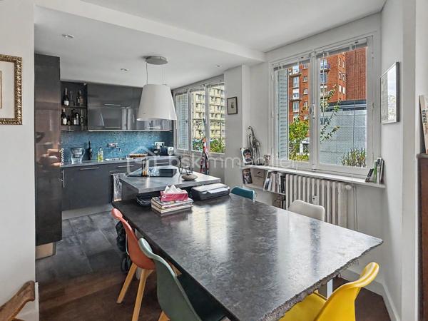 Idéalement situé en plein cœur d'Amiens, à quelques pas des commerces, des restaurants, des transports et de toutes les commodités, découvrez ce bel appartement T3 de 67,91 m², situé au 1er étage avec ascenseur d'une résidence entretenue.

Dès l'entrée, vous serez séduit par ses prestations soignées, son excellent état général et sa belle luminosité offerte par une triple exposition Nord, Est et Sud. Un appartement prêt à vivre, dans lequel il ne vous reste plus qu'à poser vos meubles.

La pièce de vie de 34,05 m² constitue le véritable cœur de l'appartement. Spacieuse, conviviale et baignée de lumière, elle offre un cadre de vie particulièrement agréable au quotidien. Depuis l'appartement, vous profitez également d'une vue dégagée sur le haut de la Cathédrale d'Amiens, un véritable atout en centre-ville.

Les autres espaces se composent de :
➜ Une première chambre de 15,31 m².
➜ Une seconde chambre de 9,18 m², idéale pour un enfant, un bureau ou une chambre d'amis.
➜ Une salle de bains.
➜ Un WC indépendant.
➜ De nombreux rangements parfaitement intégrés pour un confort de vie au quotidien.

Une cave privative complète ce bien.

La résidence bénéficie d'un ascenseur et d'une gestion sérieuse.

Les atouts du bien:
➜ Hyper-centre d'Amiens
➜ Résidence avec ascenseur
➜ 1er étage
➜ Triple exposition Nord / Est / Sud
➜ Vue sur le haut de la Cathédrale
➜ Belle pièce de vie de 34,05 m²
➜ Deux chambres de 15,31 m² et 9,18 m²
➜ Nombreux rangements
➜ Cave privative
➜ Appartement en excellent état, habitable immédiatement
➜ Copropriété entretenue et suivie

Informations complémentaires:
➜ Chauffage collectif au gaz
➜ Production d'eau chaude individuelle électrique
➜ Charges de copropriété : 230 €/mois (incluant notamment le chauffage collectif)
➜ Taxe foncière : 1 759 €/an

Un appartement réunissant emplacement, luminosité, confort et fonctionnalité, idéal pour une résidence principale, un pied-à-terre ou un investissement patrimonial en cœur de ville.

Une visite s'impose ! Contactez-moi pour découvrir ce bien et son emplacement privilégié.
.