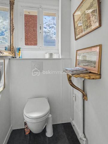 Idéalement situé en plein cœur d'Amiens, à quelques pas des commerces, des restaurants, des transports et de toutes les commodités, découvrez ce bel appartement T3 de 67,91 m², situé au 1er étage avec ascenseur d'une résidence entretenue.

Dès l'entrée, vous serez séduit par ses prestations soignées, son excellent état général et sa belle luminosité offerte par une triple exposition Nord, Est et Sud. Un appartement prêt à vivre, dans lequel il ne vous reste plus qu'à poser vos meubles.

La pièce de vie de 34,05 m² constitue le véritable cœur de l'appartement. Spacieuse, conviviale et baignée de lumière, elle offre un cadre de vie particulièrement agréable au quotidien. Depuis l'appartement, vous profitez également d'une vue dégagée sur le haut de la Cathédrale d'Amiens, un véritable atout en centre-ville.

Les autres espaces se composent de :
➜ Une première chambre de 15,31 m².
➜ Une seconde chambre de 9,18 m², idéale pour un enfant, un bureau ou une chambre d'amis.
➜ Une salle de bains.
➜ Un WC indépendant.
➜ De nombreux rangements parfaitement intégrés pour un confort de vie au quotidien.

Une cave privative complète ce bien.

La résidence bénéficie d'un ascenseur et d'une gestion sérieuse.

Les atouts du bien:
➜ Hyper-centre d'Amiens
➜ Résidence avec ascenseur
➜ 1er étage
➜ Triple exposition Nord / Est / Sud
➜ Vue sur le haut de la Cathédrale
➜ Belle pièce de vie de 34,05 m²
➜ Deux chambres de 15,31 m² et 9,18 m²
➜ Nombreux rangements
➜ Cave privative
➜ Appartement en excellent état, habitable immédiatement
➜ Copropriété entretenue et suivie

Informations complémentaires:
➜ Chauffage collectif au gaz
➜ Production d'eau chaude individuelle électrique
➜ Charges de copropriété : 230 €/mois (incluant notamment le chauffage collectif)
➜ Taxe foncière : 1 759 €/an

Un appartement réunissant emplacement, luminosité, confort et fonctionnalité, idéal pour une résidence principale, un pied-à-terre ou un investissement patrimonial en cœur de ville.

Une visite s'impose ! Contactez-moi pour découvrir ce bien et son emplacement privilégié.
.