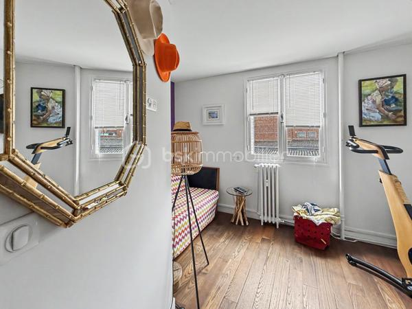 Idéalement situé en plein cœur d'Amiens, à quelques pas des commerces, des restaurants, des transports et de toutes les commodités, découvrez ce bel appartement T3 de 67,91 m², situé au 1er étage avec ascenseur d'une résidence entretenue.

Dès l'entrée, vous serez séduit par ses prestations soignées, son excellent état général et sa belle luminosité offerte par une triple exposition Nord, Est et Sud. Un appartement prêt à vivre, dans lequel il ne vous reste plus qu'à poser vos meubles.

La pièce de vie de 34,05 m² constitue le véritable cœur de l'appartement. Spacieuse, conviviale et baignée de lumière, elle offre un cadre de vie particulièrement agréable au quotidien. Depuis l'appartement, vous profitez également d'une vue dégagée sur le haut de la Cathédrale d'Amiens, un véritable atout en centre-ville.

Les autres espaces se composent de :
➜ Une première chambre de 15,31 m².
➜ Une seconde chambre de 9,18 m², idéale pour un enfant, un bureau ou une chambre d'amis.
➜ Une salle de bains.
➜ Un WC indépendant.
➜ De nombreux rangements parfaitement intégrés pour un confort de vie au quotidien.

Une cave privative complète ce bien.

La résidence bénéficie d'un ascenseur et d'une gestion sérieuse.

Les atouts du bien:
➜ Hyper-centre d'Amiens
➜ Résidence avec ascenseur
➜ 1er étage
➜ Triple exposition Nord / Est / Sud
➜ Vue sur le haut de la Cathédrale
➜ Belle pièce de vie de 34,05 m²
➜ Deux chambres de 15,31 m² et 9,18 m²
➜ Nombreux rangements
➜ Cave privative
➜ Appartement en excellent état, habitable immédiatement
➜ Copropriété entretenue et suivie

Informations complémentaires:
➜ Chauffage collectif au gaz
➜ Production d'eau chaude individuelle électrique
➜ Charges de copropriété : 230 €/mois (incluant notamment le chauffage collectif)
➜ Taxe foncière : 1 759 €/an

Un appartement réunissant emplacement, luminosité, confort et fonctionnalité, idéal pour une résidence principale, un pied-à-terre ou un investissement patrimonial en cœur de ville.

Une visite s'impose ! Contactez-moi pour découvrir ce bien et son emplacement privilégié.
.