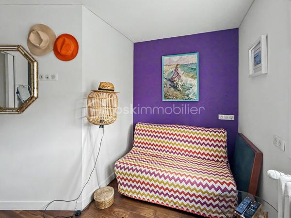 Idéalement situé en plein cœur d'Amiens, à quelques pas des commerces, des restaurants, des transports et de toutes les commodités, découvrez ce bel appartement T3 de 67,91 m², situé au 1er étage avec ascenseur d'une résidence entretenue.

Dès l'entrée, vous serez séduit par ses prestations soignées, son excellent état général et sa belle luminosité offerte par une triple exposition Nord, Est et Sud. Un appartement prêt à vivre, dans lequel il ne vous reste plus qu'à poser vos meubles.

La pièce de vie de 34,05 m² constitue le véritable cœur de l'appartement. Spacieuse, conviviale et baignée de lumière, elle offre un cadre de vie particulièrement agréable au quotidien. Depuis l'appartement, vous profitez également d'une vue dégagée sur le haut de la Cathédrale d'Amiens, un véritable atout en centre-ville.

Les autres espaces se composent de :
➜ Une première chambre de 15,31 m².
➜ Une seconde chambre de 9,18 m², idéale pour un enfant, un bureau ou une chambre d'amis.
➜ Une salle de bains.
➜ Un WC indépendant.
➜ De nombreux rangements parfaitement intégrés pour un confort de vie au quotidien.

Une cave privative complète ce bien.

La résidence bénéficie d'un ascenseur et d'une gestion sérieuse.

Les atouts du bien:
➜ Hyper-centre d'Amiens
➜ Résidence avec ascenseur
➜ 1er étage
➜ Triple exposition Nord / Est / Sud
➜ Vue sur le haut de la Cathédrale
➜ Belle pièce de vie de 34,05 m²
➜ Deux chambres de 15,31 m² et 9,18 m²
➜ Nombreux rangements
➜ Cave privative
➜ Appartement en excellent état, habitable immédiatement
➜ Copropriété entretenue et suivie

Informations complémentaires:
➜ Chauffage collectif au gaz
➜ Production d'eau chaude individuelle électrique
➜ Charges de copropriété : 230 €/mois (incluant notamment le chauffage collectif)
➜ Taxe foncière : 1 759 €/an

Un appartement réunissant emplacement, luminosité, confort et fonctionnalité, idéal pour une résidence principale, un pied-à-terre ou un investissement patrimonial en cœur de ville.

Une visite s'impose ! Contactez-moi pour découvrir ce bien et son emplacement privilégié.
.