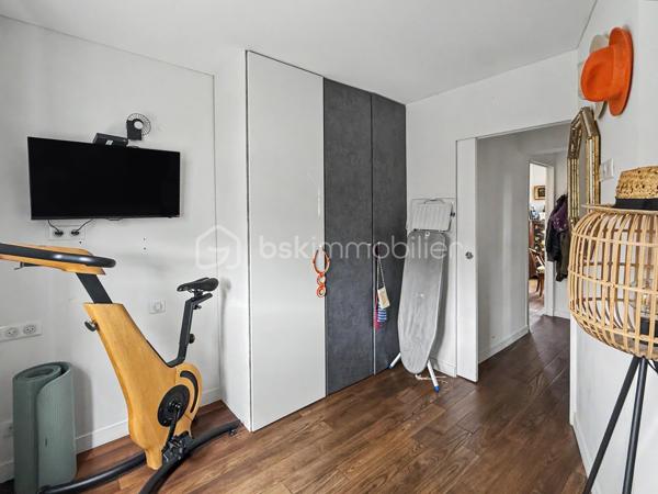 Idéalement situé en plein cœur d'Amiens, à quelques pas des commerces, des restaurants, des transports et de toutes les commodités, découvrez ce bel appartement T3 de 67,91 m², situé au 1er étage avec ascenseur d'une résidence entretenue.

Dès l'entrée, vous serez séduit par ses prestations soignées, son excellent état général et sa belle luminosité offerte par une triple exposition Nord, Est et Sud. Un appartement prêt à vivre, dans lequel il ne vous reste plus qu'à poser vos meubles.

La pièce de vie de 34,05 m² constitue le véritable cœur de l'appartement. Spacieuse, conviviale et baignée de lumière, elle offre un cadre de vie particulièrement agréable au quotidien. Depuis l'appartement, vous profitez également d'une vue dégagée sur le haut de la Cathédrale d'Amiens, un véritable atout en centre-ville.

Les autres espaces se composent de :
➜ Une première chambre de 15,31 m².
➜ Une seconde chambre de 9,18 m², idéale pour un enfant, un bureau ou une chambre d'amis.
➜ Une salle de bains.
➜ Un WC indépendant.
➜ De nombreux rangements parfaitement intégrés pour un confort de vie au quotidien.

Une cave privative complète ce bien.

La résidence bénéficie d'un ascenseur et d'une gestion sérieuse.

Les atouts du bien:
➜ Hyper-centre d'Amiens
➜ Résidence avec ascenseur
➜ 1er étage
➜ Triple exposition Nord / Est / Sud
➜ Vue sur le haut de la Cathédrale
➜ Belle pièce de vie de 34,05 m²
➜ Deux chambres de 15,31 m² et 9,18 m²
➜ Nombreux rangements
➜ Cave privative
➜ Appartement en excellent état, habitable immédiatement
➜ Copropriété entretenue et suivie

Informations complémentaires:
➜ Chauffage collectif au gaz
➜ Production d'eau chaude individuelle électrique
➜ Charges de copropriété : 230 €/mois (incluant notamment le chauffage collectif)
➜ Taxe foncière : 1 759 €/an

Un appartement réunissant emplacement, luminosité, confort et fonctionnalité, idéal pour une résidence principale, un pied-à-terre ou un investissement patrimonial en cœur de ville.

Une visite s'impose ! Contactez-moi pour découvrir ce bien et son emplacement privilégié.
.