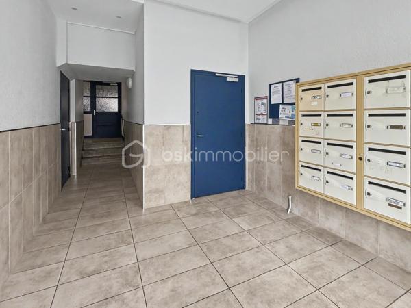Idéalement situé en plein cœur d'Amiens, à quelques pas des commerces, des restaurants, des transports et de toutes les commodités, découvrez ce bel appartement T3 de 67,91 m², situé au 1er étage avec ascenseur d'une résidence entretenue.

Dès l'entrée, vous serez séduit par ses prestations soignées, son excellent état général et sa belle luminosité offerte par une triple exposition Nord, Est et Sud. Un appartement prêt à vivre, dans lequel il ne vous reste plus qu'à poser vos meubles.

La pièce de vie de 34,05 m² constitue le véritable cœur de l'appartement. Spacieuse, conviviale et baignée de lumière, elle offre un cadre de vie particulièrement agréable au quotidien. Depuis l'appartement, vous profitez également d'une vue dégagée sur le haut de la Cathédrale d'Amiens, un véritable atout en centre-ville.

Les autres espaces se composent de :
➜ Une première chambre de 15,31 m².
➜ Une seconde chambre de 9,18 m², idéale pour un enfant, un bureau ou une chambre d'amis.
➜ Une salle de bains.
➜ Un WC indépendant.
➜ De nombreux rangements parfaitement intégrés pour un confort de vie au quotidien.

Une cave privative complète ce bien.

La résidence bénéficie d'un ascenseur et d'une gestion sérieuse.

Les atouts du bien:
➜ Hyper-centre d'Amiens
➜ Résidence avec ascenseur
➜ 1er étage
➜ Triple exposition Nord / Est / Sud
➜ Vue sur le haut de la Cathédrale
➜ Belle pièce de vie de 34,05 m²
➜ Deux chambres de 15,31 m² et 9,18 m²
➜ Nombreux rangements
➜ Cave privative
➜ Appartement en excellent état, habitable immédiatement
➜ Copropriété entretenue et suivie

Informations complémentaires:
➜ Chauffage collectif au gaz
➜ Production d'eau chaude individuelle électrique
➜ Charges de copropriété : 230 €/mois (incluant notamment le chauffage collectif)
➜ Taxe foncière : 1 759 €/an

Un appartement réunissant emplacement, luminosité, confort et fonctionnalité, idéal pour une résidence principale, un pied-à-terre ou un investissement patrimonial en cœur de ville.

Une visite s'impose ! Contactez-moi pour découvrir ce bien et son emplacement privilégié.
.