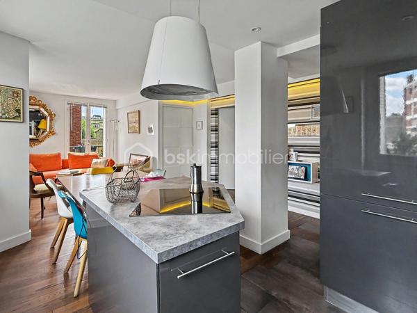 Idéalement situé en plein cœur d'Amiens, à quelques pas des commerces, des restaurants, des transports et de toutes les commodités, découvrez ce bel appartement T3 de 67,91 m², situé au 1er étage avec ascenseur d'une résidence entretenue.

Dès l'entrée, vous serez séduit par ses prestations soignées, son excellent état général et sa belle luminosité offerte par une triple exposition Nord, Est et Sud. Un appartement prêt à vivre, dans lequel il ne vous reste plus qu'à poser vos meubles.

La pièce de vie de 34,05 m² constitue le véritable cœur de l'appartement. Spacieuse, conviviale et baignée de lumière, elle offre un cadre de vie particulièrement agréable au quotidien. Depuis l'appartement, vous profitez également d'une vue dégagée sur le haut de la Cathédrale d'Amiens, un véritable atout en centre-ville.

Les autres espaces se composent de :
➜ Une première chambre de 15,31 m².
➜ Une seconde chambre de 9,18 m², idéale pour un enfant, un bureau ou une chambre d'amis.
➜ Une salle de bains.
➜ Un WC indépendant.
➜ De nombreux rangements parfaitement intégrés pour un confort de vie au quotidien.

Une cave privative complète ce bien.

La résidence bénéficie d'un ascenseur et d'une gestion sérieuse.

Les atouts du bien:
➜ Hyper-centre d'Amiens
➜ Résidence avec ascenseur
➜ 1er étage
➜ Triple exposition Nord / Est / Sud
➜ Vue sur le haut de la Cathédrale
➜ Belle pièce de vie de 34,05 m²
➜ Deux chambres de 15,31 m² et 9,18 m²
➜ Nombreux rangements
➜ Cave privative
➜ Appartement en excellent état, habitable immédiatement
➜ Copropriété entretenue et suivie

Informations complémentaires:
➜ Chauffage collectif au gaz
➜ Production d'eau chaude individuelle électrique
➜ Charges de copropriété : 230 €/mois (incluant notamment le chauffage collectif)
➜ Taxe foncière : 1 759 €/an

Un appartement réunissant emplacement, luminosité, confort et fonctionnalité, idéal pour une résidence principale, un pied-à-terre ou un investissement patrimonial en cœur de ville.

Une visite s'impose ! Contactez-moi pour découvrir ce bien et son emplacement privilégié.
.
