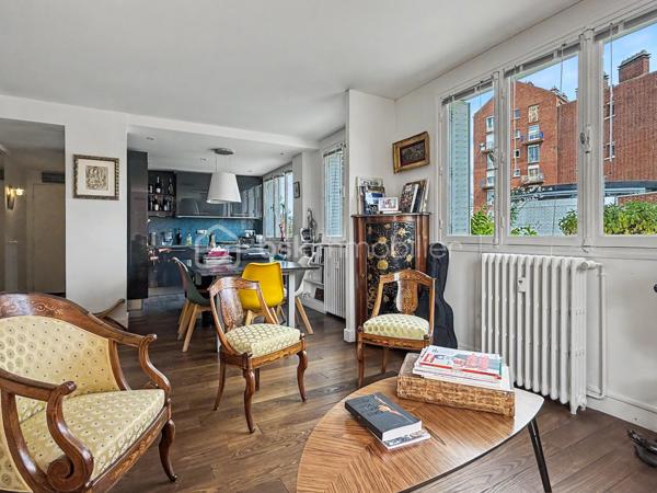 Idéalement situé en plein cœur d'Amiens, à quelques pas des commerces, des restaurants, des transports et de toutes les commodités, découvrez ce bel appartement T3 de 67,91 m², situé au 1er étage avec ascenseur d'une résidence entretenue.

Dès l'entrée, vous serez séduit par ses prestations soignées, son excellent état général et sa belle luminosité offerte par une triple exposition Nord, Est et Sud. Un appartement prêt à vivre, dans lequel il ne vous reste plus qu'à poser vos meubles.

La pièce de vie de 34,05 m² constitue le véritable cœur de l'appartement. Spacieuse, conviviale et baignée de lumière, elle offre un cadre de vie particulièrement agréable au quotidien. Depuis l'appartement, vous profitez également d'une vue dégagée sur le haut de la Cathédrale d'Amiens, un véritable atout en centre-ville.

Les autres espaces se composent de :
➜ Une première chambre de 15,31 m².
➜ Une seconde chambre de 9,18 m², idéale pour un enfant, un bureau ou une chambre d'amis.
➜ Une salle de bains.
➜ Un WC indépendant.
➜ De nombreux rangements parfaitement intégrés pour un confort de vie au quotidien.

Une cave privative complète ce bien.

La résidence bénéficie d'un ascenseur et d'une gestion sérieuse.

Les atouts du bien:
➜ Hyper-centre d'Amiens
➜ Résidence avec ascenseur
➜ 1er étage
➜ Triple exposition Nord / Est / Sud
➜ Vue sur le haut de la Cathédrale
➜ Belle pièce de vie de 34,05 m²
➜ Deux chambres de 15,31 m² et 9,18 m²
➜ Nombreux rangements
➜ Cave privative
➜ Appartement en excellent état, habitable immédiatement
➜ Copropriété entretenue et suivie

Informations complémentaires:
➜ Chauffage collectif au gaz
➜ Production d'eau chaude individuelle électrique
➜ Charges de copropriété : 230 €/mois (incluant notamment le chauffage collectif)
➜ Taxe foncière : 1 759 €/an

Un appartement réunissant emplacement, luminosité, confort et fonctionnalité, idéal pour une résidence principale, un pied-à-terre ou un investissement patrimonial en cœur de ville.

Une visite s'impose ! Contactez-moi pour découvrir ce bien et son emplacement privilégié.
.