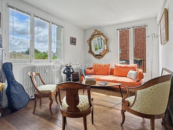 Idéalement situé en plein cœur d'Amiens, à quelques pas des commerces, des restaurants, des transports et de toutes les commodités, découvrez ce bel appartement T3 de 67,91 m², situé au 1er étage avec ascenseur d'une résidence entretenue.

Dès l'entrée, vous serez séduit par ses prestations soignées, son excellent état général et sa belle luminosité offerte par une triple exposition Nord, Est et Sud. Un appartement prêt à vivre, dans lequel il ne vous reste plus qu'à poser vos meubles.

La pièce de vie de 34,05 m² constitue le véritable cœur de l'appartement. Spacieuse, conviviale et baignée de lumière, elle offre un cadre de vie particulièrement agréable au quotidien. Depuis l'appartement, vous profitez également d'une vue dégagée sur le haut de la Cathédrale d'Amiens, un véritable atout en centre-ville.

Les autres espaces se composent de :
➜ Une première chambre de 15,31 m².
➜ Une seconde chambre de 9,18 m², idéale pour un enfant, un bureau ou une chambre d'amis.
➜ Une salle de bains.
➜ Un WC indépendant.
➜ De nombreux rangements parfaitement intégrés pour un confort de vie au quotidien.

Une cave privative complète ce bien.

La résidence bénéficie d'un ascenseur et d'une gestion sérieuse.

Les atouts du bien:
➜ Hyper-centre d'Amiens
➜ Résidence avec ascenseur
➜ 1er étage
➜ Triple exposition Nord / Est / Sud
➜ Vue sur le haut de la Cathédrale
➜ Belle pièce de vie de 34,05 m²
➜ Deux chambres de 15,31 m² et 9,18 m²
➜ Nombreux rangements
➜ Cave privative
➜ Appartement en excellent état, habitable immédiatement
➜ Copropriété entretenue et suivie

Informations complémentaires:
➜ Chauffage collectif au gaz
➜ Production d'eau chaude individuelle électrique
➜ Charges de copropriété : 230 €/mois (incluant notamment le chauffage collectif)
➜ Taxe foncière : 1 759 €/an

Un appartement réunissant emplacement, luminosité, confort et fonctionnalité, idéal pour une résidence principale, un pied-à-terre ou un investissement patrimonial en cœur de ville.

Une visite s'impose ! Contactez-moi pour découvrir ce bien et son emplacement privilégié.
.