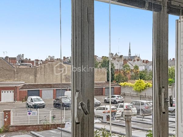 Idéalement situé en plein cœur d'Amiens, à quelques pas des commerces, des restaurants, des transports et de toutes les commodités, découvrez ce bel appartement T3 de 67,91 m², situé au 1er étage avec ascenseur d'une résidence entretenue.

Dès l'entrée, vous serez séduit par ses prestations soignées, son excellent état général et sa belle luminosité offerte par une triple exposition Nord, Est et Sud. Un appartement prêt à vivre, dans lequel il ne vous reste plus qu'à poser vos meubles.

La pièce de vie de 34,05 m² constitue le véritable cœur de l'appartement. Spacieuse, conviviale et baignée de lumière, elle offre un cadre de vie particulièrement agréable au quotidien. Depuis l'appartement, vous profitez également d'une vue dégagée sur le haut de la Cathédrale d'Amiens, un véritable atout en centre-ville.

Les autres espaces se composent de :
➜ Une première chambre de 15,31 m².
➜ Une seconde chambre de 9,18 m², idéale pour un enfant, un bureau ou une chambre d'amis.
➜ Une salle de bains.
➜ Un WC indépendant.
➜ De nombreux rangements parfaitement intégrés pour un confort de vie au quotidien.

Une cave privative complète ce bien.

La résidence bénéficie d'un ascenseur et d'une gestion sérieuse.

Les atouts du bien:
➜ Hyper-centre d'Amiens
➜ Résidence avec ascenseur
➜ 1er étage
➜ Triple exposition Nord / Est / Sud
➜ Vue sur le haut de la Cathédrale
➜ Belle pièce de vie de 34,05 m²
➜ Deux chambres de 15,31 m² et 9,18 m²
➜ Nombreux rangements
➜ Cave privative
➜ Appartement en excellent état, habitable immédiatement
➜ Copropriété entretenue et suivie

Informations complémentaires:
➜ Chauffage collectif au gaz
➜ Production d'eau chaude individuelle électrique
➜ Charges de copropriété : 230 €/mois (incluant notamment le chauffage collectif)
➜ Taxe foncière : 1 759 €/an

Un appartement réunissant emplacement, luminosité, confort et fonctionnalité, idéal pour une résidence principale, un pied-à-terre ou un investissement patrimonial en cœur de ville.

Une visite s'impose ! Contactez-moi pour découvrir ce bien et son emplacement privilégié.
.