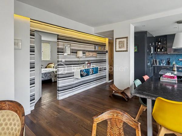 Idéalement situé en plein cœur d'Amiens, à quelques pas des commerces, des restaurants, des transports et de toutes les commodités, découvrez ce bel appartement T3 de 67,91 m², situé au 1er étage avec ascenseur d'une résidence entretenue.

Dès l'entrée, vous serez séduit par ses prestations soignées, son excellent état général et sa belle luminosité offerte par une triple exposition Nord, Est et Sud. Un appartement prêt à vivre, dans lequel il ne vous reste plus qu'à poser vos meubles.

La pièce de vie de 34,05 m² constitue le véritable cœur de l'appartement. Spacieuse, conviviale et baignée de lumière, elle offre un cadre de vie particulièrement agréable au quotidien. Depuis l'appartement, vous profitez également d'une vue dégagée sur le haut de la Cathédrale d'Amiens, un véritable atout en centre-ville.

Les autres espaces se composent de :
➜ Une première chambre de 15,31 m².
➜ Une seconde chambre de 9,18 m², idéale pour un enfant, un bureau ou une chambre d'amis.
➜ Une salle de bains.
➜ Un WC indépendant.
➜ De nombreux rangements parfaitement intégrés pour un confort de vie au quotidien.

Une cave privative complète ce bien.

La résidence bénéficie d'un ascenseur et d'une gestion sérieuse.

Les atouts du bien:
➜ Hyper-centre d'Amiens
➜ Résidence avec ascenseur
➜ 1er étage
➜ Triple exposition Nord / Est / Sud
➜ Vue sur le haut de la Cathédrale
➜ Belle pièce de vie de 34,05 m²
➜ Deux chambres de 15,31 m² et 9,18 m²
➜ Nombreux rangements
➜ Cave privative
➜ Appartement en excellent état, habitable immédiatement
➜ Copropriété entretenue et suivie

Informations complémentaires:
➜ Chauffage collectif au gaz
➜ Production d'eau chaude individuelle électrique
➜ Charges de copropriété : 230 €/mois (incluant notamment le chauffage collectif)
➜ Taxe foncière : 1 759 €/an

Un appartement réunissant emplacement, luminosité, confort et fonctionnalité, idéal pour une résidence principale, un pied-à-terre ou un investissement patrimonial en cœur de ville.

Une visite s'impose ! Contactez-moi pour découvrir ce bien et son emplacement privilégié.
.