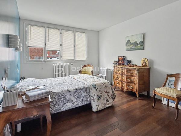 Idéalement situé en plein cœur d'Amiens, à quelques pas des commerces, des restaurants, des transports et de toutes les commodités, découvrez ce bel appartement T3 de 67,91 m², situé au 1er étage avec ascenseur d'une résidence entretenue.

Dès l'entrée, vous serez séduit par ses prestations soignées, son excellent état général et sa belle luminosité offerte par une triple exposition Nord, Est et Sud. Un appartement prêt à vivre, dans lequel il ne vous reste plus qu'à poser vos meubles.

La pièce de vie de 34,05 m² constitue le véritable cœur de l'appartement. Spacieuse, conviviale et baignée de lumière, elle offre un cadre de vie particulièrement agréable au quotidien. Depuis l'appartement, vous profitez également d'une vue dégagée sur le haut de la Cathédrale d'Amiens, un véritable atout en centre-ville.

Les autres espaces se composent de :
➜ Une première chambre de 15,31 m².
➜ Une seconde chambre de 9,18 m², idéale pour un enfant, un bureau ou une chambre d'amis.
➜ Une salle de bains.
➜ Un WC indépendant.
➜ De nombreux rangements parfaitement intégrés pour un confort de vie au quotidien.

Une cave privative complète ce bien.

La résidence bénéficie d'un ascenseur et d'une gestion sérieuse.

Les atouts du bien:
➜ Hyper-centre d'Amiens
➜ Résidence avec ascenseur
➜ 1er étage
➜ Triple exposition Nord / Est / Sud
➜ Vue sur le haut de la Cathédrale
➜ Belle pièce de vie de 34,05 m²
➜ Deux chambres de 15,31 m² et 9,18 m²
➜ Nombreux rangements
➜ Cave privative
➜ Appartement en excellent état, habitable immédiatement
➜ Copropriété entretenue et suivie

Informations complémentaires:
➜ Chauffage collectif au gaz
➜ Production d'eau chaude individuelle électrique
➜ Charges de copropriété : 230 €/mois (incluant notamment le chauffage collectif)
➜ Taxe foncière : 1 759 €/an

Un appartement réunissant emplacement, luminosité, confort et fonctionnalité, idéal pour une résidence principale, un pied-à-terre ou un investissement patrimonial en cœur de ville.

Une visite s'impose ! Contactez-moi pour découvrir ce bien et son emplacement privilégié.
.