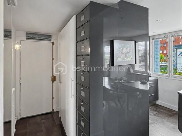 Idéalement situé en plein cœur d'Amiens, à quelques pas des commerces, des restaurants, des transports et de toutes les commodités, découvrez ce bel appartement T3 de 67,91 m², situé au 1er étage avec ascenseur d'une résidence entretenue.

Dès l'entrée, vous serez séduit par ses prestations soignées, son excellent état général et sa belle luminosité offerte par une triple exposition Nord, Est et Sud. Un appartement prêt à vivre, dans lequel il ne vous reste plus qu'à poser vos meubles.

La pièce de vie de 34,05 m² constitue le véritable cœur de l'appartement. Spacieuse, conviviale et baignée de lumière, elle offre un cadre de vie particulièrement agréable au quotidien. Depuis l'appartement, vous profitez également d'une vue dégagée sur le haut de la Cathédrale d'Amiens, un véritable atout en centre-ville.

Les autres espaces se composent de :
➜ Une première chambre de 15,31 m².
➜ Une seconde chambre de 9,18 m², idéale pour un enfant, un bureau ou une chambre d'amis.
➜ Une salle de bains.
➜ Un WC indépendant.
➜ De nombreux rangements parfaitement intégrés pour un confort de vie au quotidien.

Une cave privative complète ce bien.

La résidence bénéficie d'un ascenseur et d'une gestion sérieuse.

Les atouts du bien:
➜ Hyper-centre d'Amiens
➜ Résidence avec ascenseur
➜ 1er étage
➜ Triple exposition Nord / Est / Sud
➜ Vue sur le haut de la Cathédrale
➜ Belle pièce de vie de 34,05 m²
➜ Deux chambres de 15,31 m² et 9,18 m²
➜ Nombreux rangements
➜ Cave privative
➜ Appartement en excellent état, habitable immédiatement
➜ Copropriété entretenue et suivie

Informations complémentaires:
➜ Chauffage collectif au gaz
➜ Production d'eau chaude individuelle électrique
➜ Charges de copropriété : 230 €/mois (incluant notamment le chauffage collectif)
➜ Taxe foncière : 1 759 €/an

Un appartement réunissant emplacement, luminosité, confort et fonctionnalité, idéal pour une résidence principale, un pied-à-terre ou un investissement patrimonial en cœur de ville.

Une visite s'impose ! Contactez-moi pour découvrir ce bien et son emplacement privilégié.
.