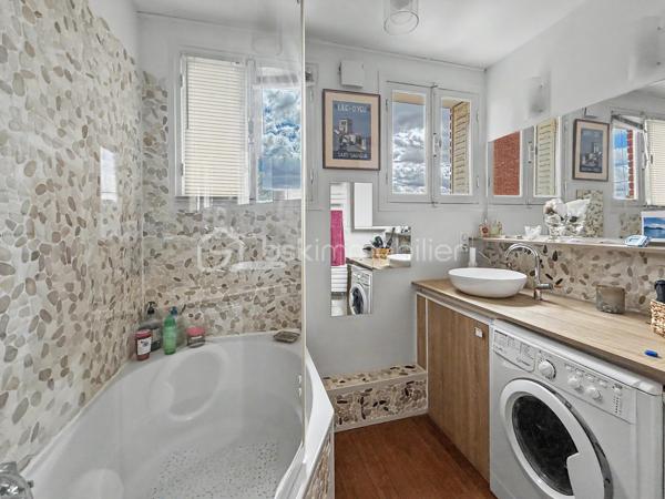 Idéalement situé en plein cœur d'Amiens, à quelques pas des commerces, des restaurants, des transports et de toutes les commodités, découvrez ce bel appartement T3 de 67,91 m², situé au 1er étage avec ascenseur d'une résidence entretenue.

Dès l'entrée, vous serez séduit par ses prestations soignées, son excellent état général et sa belle luminosité offerte par une triple exposition Nord, Est et Sud. Un appartement prêt à vivre, dans lequel il ne vous reste plus qu'à poser vos meubles.

La pièce de vie de 34,05 m² constitue le véritable cœur de l'appartement. Spacieuse, conviviale et baignée de lumière, elle offre un cadre de vie particulièrement agréable au quotidien. Depuis l'appartement, vous profitez également d'une vue dégagée sur le haut de la Cathédrale d'Amiens, un véritable atout en centre-ville.

Les autres espaces se composent de :
➜ Une première chambre de 15,31 m².
➜ Une seconde chambre de 9,18 m², idéale pour un enfant, un bureau ou une chambre d'amis.
➜ Une salle de bains.
➜ Un WC indépendant.
➜ De nombreux rangements parfaitement intégrés pour un confort de vie au quotidien.

Une cave privative complète ce bien.

La résidence bénéficie d'un ascenseur et d'une gestion sérieuse.

Les atouts du bien:
➜ Hyper-centre d'Amiens
➜ Résidence avec ascenseur
➜ 1er étage
➜ Triple exposition Nord / Est / Sud
➜ Vue sur le haut de la Cathédrale
➜ Belle pièce de vie de 34,05 m²
➜ Deux chambres de 15,31 m² et 9,18 m²
➜ Nombreux rangements
➜ Cave privative
➜ Appartement en excellent état, habitable immédiatement
➜ Copropriété entretenue et suivie

Informations complémentaires:
➜ Chauffage collectif au gaz
➜ Production d'eau chaude individuelle électrique
➜ Charges de copropriété : 230 €/mois (incluant notamment le chauffage collectif)
➜ Taxe foncière : 1 759 €/an

Un appartement réunissant emplacement, luminosité, confort et fonctionnalité, idéal pour une résidence principale, un pied-à-terre ou un investissement patrimonial en cœur de ville.

Une visite s'impose ! Contactez-moi pour découvrir ce bien et son emplacement privilégié.
.