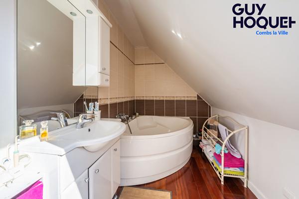 Maison à Combs La Ville en impasse _ 5 Chambres.