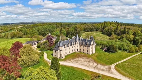 Exceptionnel château, Monument Historique, et ses 230 hectares proche de Saint-Brieuc