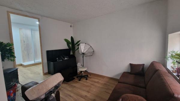 Garage 350 m2 (12places) + Appartement rénové T2 38 m2 + Local commercial  (vendu vide) (320m2)