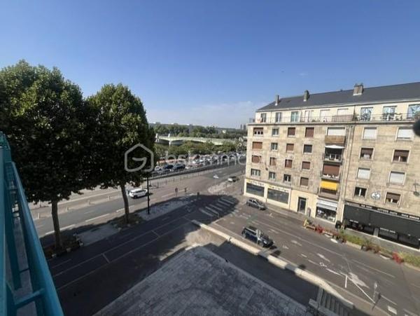 A SAISIR !  Appartement T3 au 3ème étage sur 4  avec ascenseur d'une petite  copropriété comprenant :
Une grande entée desservant un séjour -salon lumineux de 20m² avec balcon, cuisine équipée avec également un balcon, salle de bains, W.C. indépendant, deux chambres , de nombreux placards intégrés.
L'appartement est équipé de volet roulant et d'une cave.

Les +++++++
Vue Seine et vue Cathédrale.
 Appartement traversant très lumineux,
 Vue dégagée ,
Nombreuses places de parking a proximité 
BUS : 27;33,F1, F2, T1 
TER ET METRO 
Charges de copropriété : 280€ par mois (chauffage, eau froide, ascenseur, entretien parties communes, fonds de travaux.
Pour plus d'informations contactez MARYLINE au 07 84 56 20 94
POUR INFORMATION : L'IA à été utilisé pour enlever quelques  meubles .