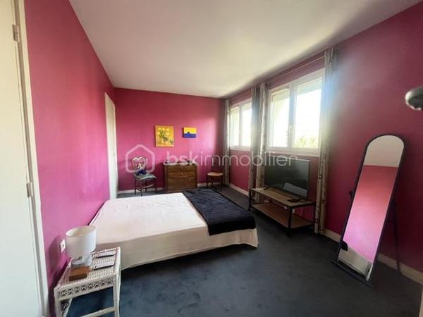 A SAISIR !  Appartement T3 au 3ème étage sur 4  avec ascenseur d'une petite  copropriété comprenant :
Une grande entée desservant un séjour -salon lumineux de 20m² avec balcon, cuisine équipée avec également un balcon, salle de bains, W.C. indépendant, deux chambres , de nombreux placards intégrés.
L'appartement est équipé de volet roulant et d'une cave.

Les +++++++
Vue Seine et vue Cathédrale.
 Appartement traversant très lumineux,
 Vue dégagée ,
Nombreuses places de parking a proximité 
BUS : 27;33,F1, F2, T1 
TER ET METRO 
Charges de copropriété : 280€ par mois (chauffage, eau froide, ascenseur, entretien parties communes, fonds de travaux.
Pour plus d'informations contactez MARYLINE au 07 84 56 20 94
POUR INFORMATION : L'IA à été utilisé pour enlever quelques  meubles .