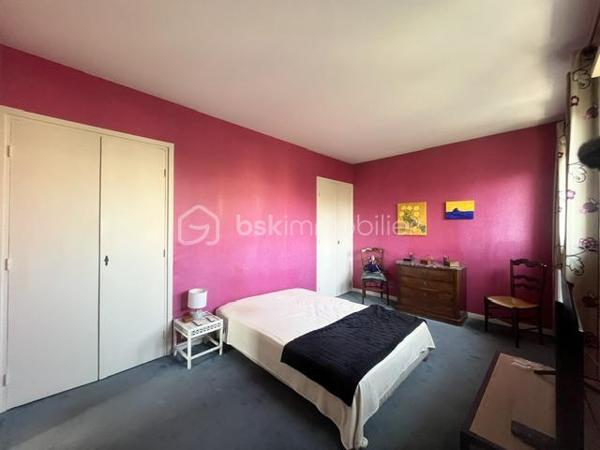 A SAISIR !  Appartement T3 au 3ème étage sur 4  avec ascenseur d'une petite  copropriété comprenant :
Une grande entée desservant un séjour -salon lumineux de 20m² avec balcon, cuisine équipée avec également un balcon, salle de bains, W.C. indépendant, deux chambres , de nombreux placards intégrés.
L'appartement est équipé de volet roulant et d'une cave.

Les +++++++
Vue Seine et vue Cathédrale.
 Appartement traversant très lumineux,
 Vue dégagée ,
Nombreuses places de parking a proximité 
BUS : 27;33,F1, F2, T1 
TER ET METRO 
Charges de copropriété : 280€ par mois (chauffage, eau froide, ascenseur, entretien parties communes, fonds de travaux.
Pour plus d'informations contactez MARYLINE au 07 84 56 20 94
POUR INFORMATION : L'IA à été utilisé pour enlever quelques  meubles .